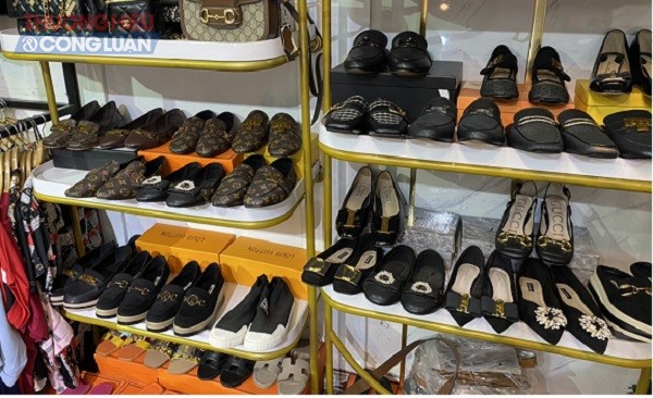Các mặt hàng giày, dép nhái thương hiệu, không rõ nguồn gốc được bày bán công khai.
