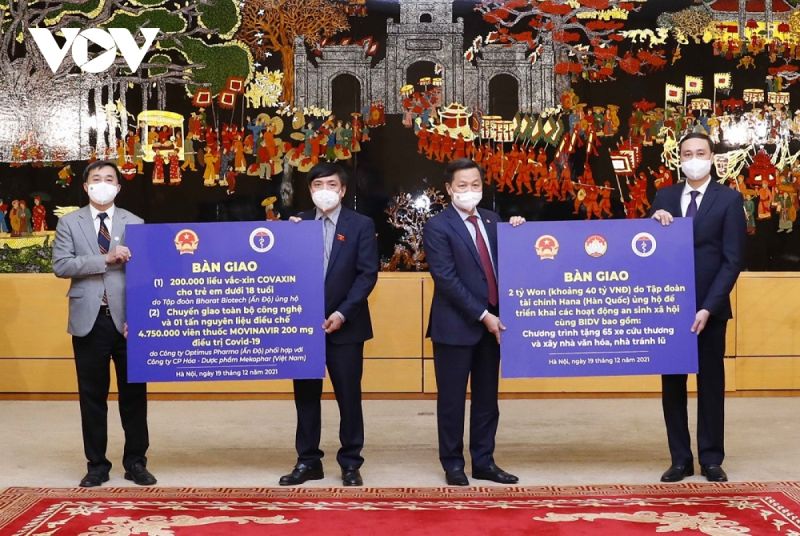Bàn giao vaccine, vật tư, nguyên liệu điều chế thuốc và kinh phí cho các cơ quan, doanh nghiệp