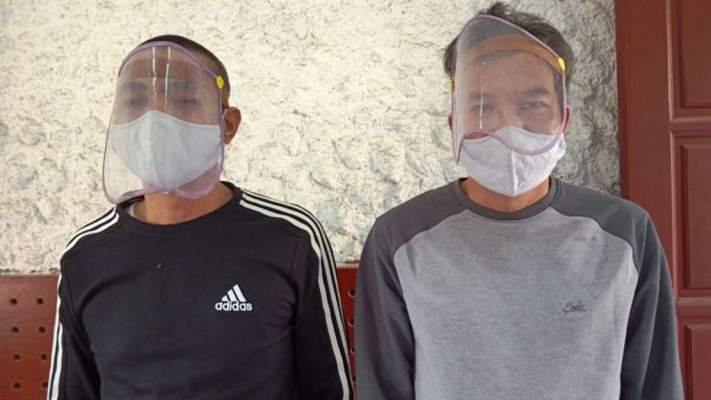 Đối tượng Lăng Đức Hân (áo đen) và Bùi Minh Đức tại cơ quan điều tra