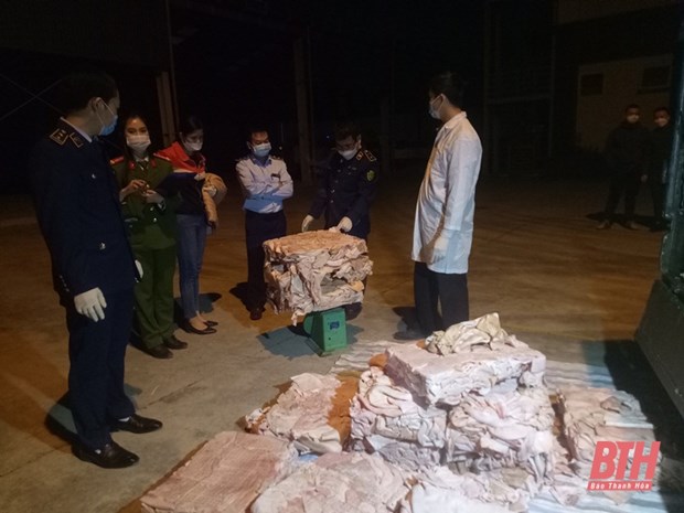 Phát hiện xe ô tô chở gần 1 tấn bì lợn đã bốc mùi ôi thiu ở Thanh Hóa