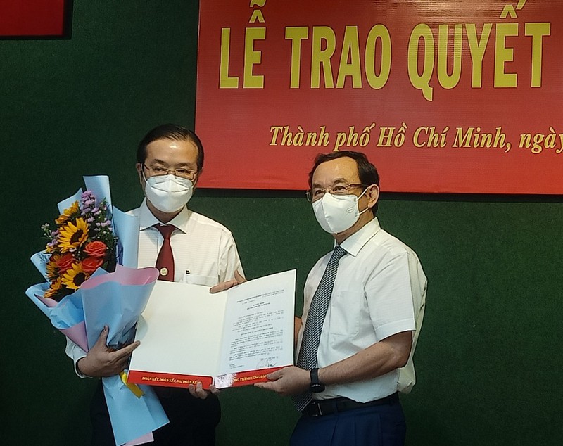 Bí thư Thành ủy TP. Hồ Chí Minh Nguyễn Văn Nên trao quyết định cho ông Lê Văn Minh. Ảnh: TÁ LÂM