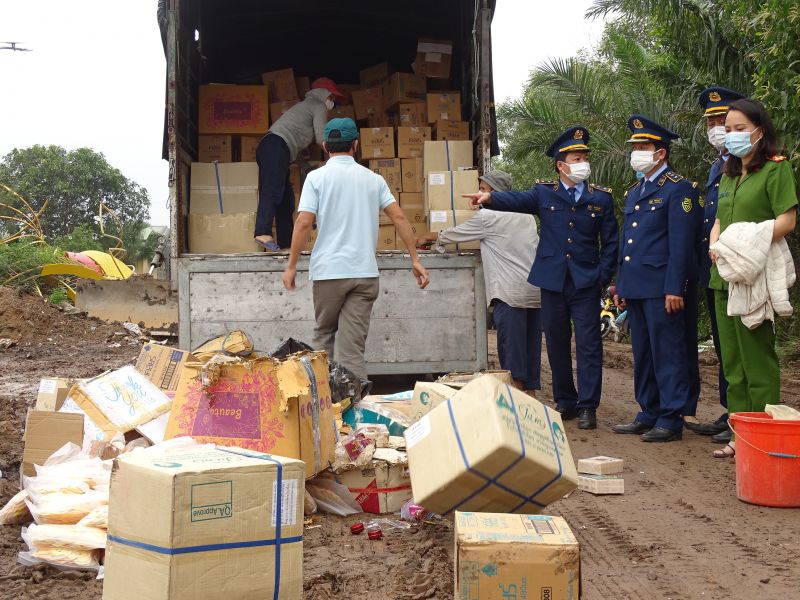 Lượng lượng chức năng tỉnh Quảng Trị giám sát bốc dỡ hàng hóa chuẩn bị tiêu hủy