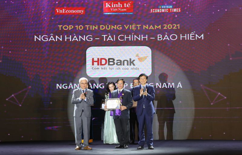 Ông Nguyễn Thành Đô- Phó Chủ tịch HĐQT HDBank (đứng giữa)- đại diện HDBank tại Lễ vinh danh.