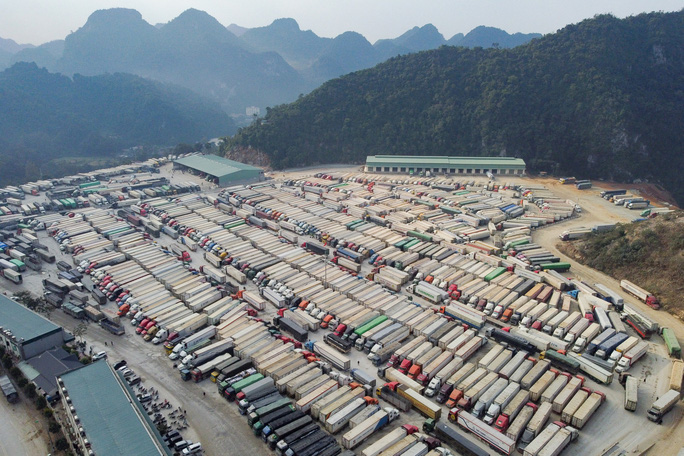 Hàng ngàn xe container chở hàng hóa ùn ứ tại các cửa khẩu ở Lạng Sơn - Ảnh: Minh Tùng