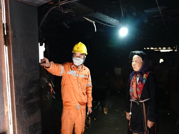 Công nhân Điện lực thành phố Hạ Long sửa chữa và thay thế hệ thống điện miễn phí cho các hộ nghèo xã Kỳ Thượng, thành phố Hạ Long