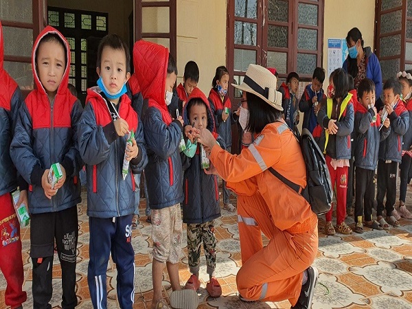 Điện lực thành phố Hạ Long tặng quà cho các em Trường mầm non thôn Khe Phương