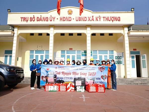 Chương trình “Tình nguyện mùa Đông” mang áo ấm cho trẻ em vùng cao của Điện lực thành phố Hạ Long