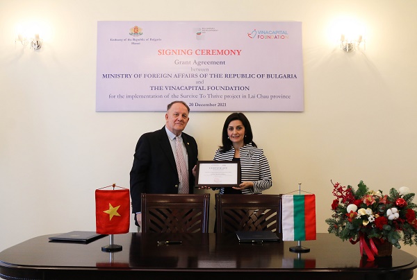 Ông Rad Kivette trao thư cảm ơn cho Bà Đại sứ Marinela Petkova - đại diện cho ĐSQ nước Cộng hòa Bulgaria