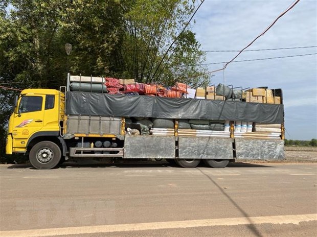 Phương tiện hàng hóa cất giấu 200.000 USD bị hải quan cửa khẩu Phước Tân tạm giữ (Ảnh TTXVN)