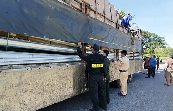 Bắt giữ 02 xe tải chở gần 8.000 dụng cụ nhà bếp nghi nhập lậu tại An Giang