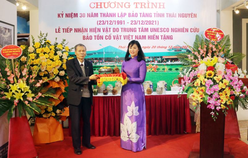 Đại diện Trung tâm UNESCO nghiên cứu sưu tầm cổ vật Việt Nam hiến tặng hiện vật cho Bảo tàng tỉnh Thái Nguyên.