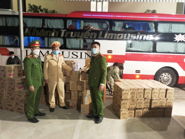 Cảnh sát giao thông Hà Tĩnh bắt giữ lô hàng hóa không rõ nguồn gốc