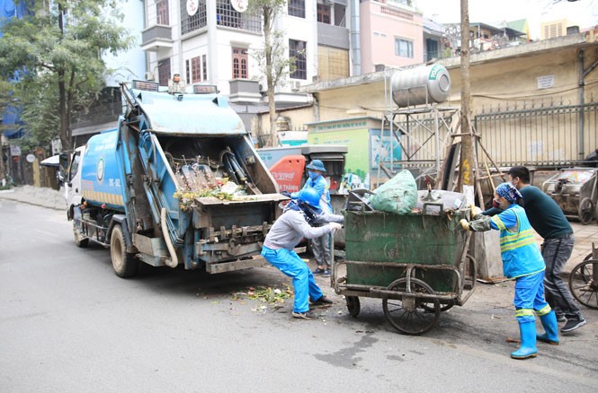 Công nhân môi trường thu gom rác thải trên tuyến phố Linh Lang (quận Ba Đình). Ảnh: Trọng Hiếu