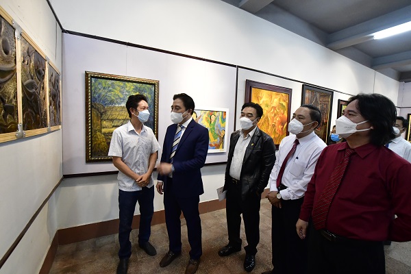 Ông Nguyễn Khắc Toàn (thứ 2 từ trái qua phải) xem tranh và nói chuyện với tác giả bức tranh đã được giải khu vực