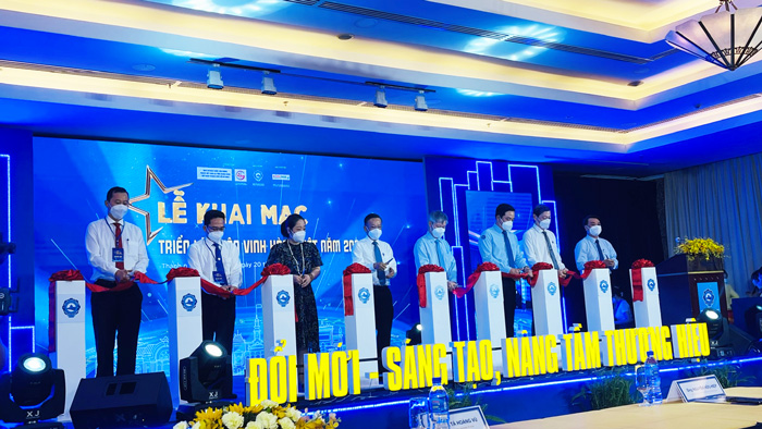 Các đại biểu cắt băng khai mạc Triển lãm Tôn vinh hàng Việt năm 2021
