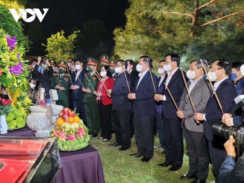 Thủ tướng Phạm Minh Chính cùng các đồng chí lãnh đạo đã đặt vòng hoa, dâng hương và dành phút mặc niệm, bày tỏ lòng thành kính trước anh linh của Đại tướng Võ Nguyên Giáp