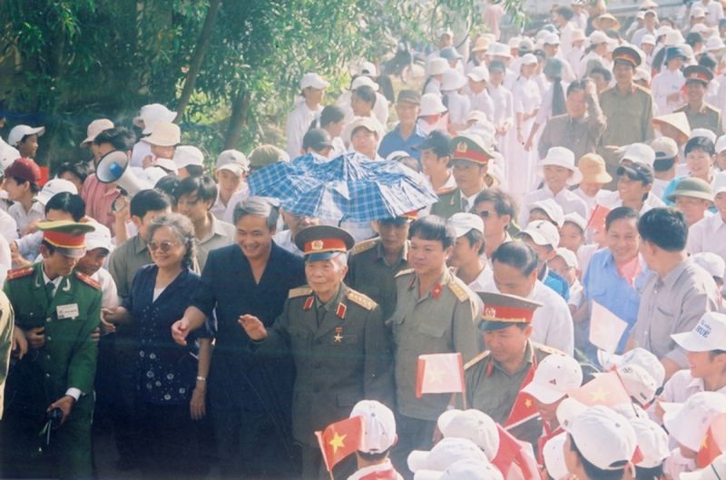Đại tướng Võ Nguyên Giáp trong một lần về thăm quê hương tại huyện Lệ Thủy, tỉnh Quảng Bình. Ảnh tư liệu