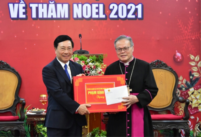 Phó Thủ tướng Phạm Bình Minh tặng quà chúc mừng Tổng giám mục Giuse Nguyễn Chí Linh