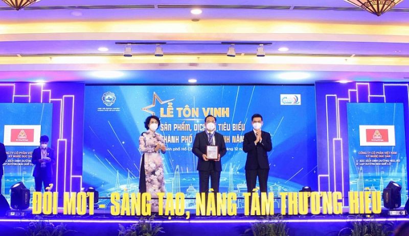 Ông Nguyễn Ngọc An - Tổng Giám đốc Cty VISSAN nhận danh hiệu sản phẩm, dịch vụ tiêu biểu 2021