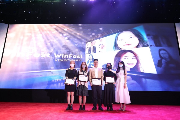 4 sinh viên trường Đại học VinUni nhận giải Nhì cuộc thi Giải bài toán Kinh doanh toàn cầu 2021