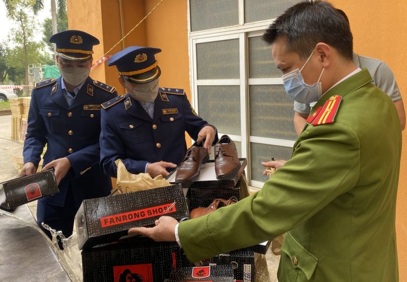 Công an Lào Cai thu giữ gần 1.000 đôi giày không rõ nguồn gốc