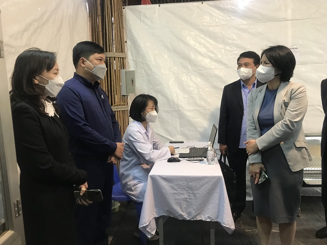Giám đốc Sở Y tế Hà Nội Trần Thị Nhị Hà kiểm tra công tác tiếp nhận bệnh nhân tại trạm y tế lưu động Đồng Xuân, quận Hoàn Kiếm