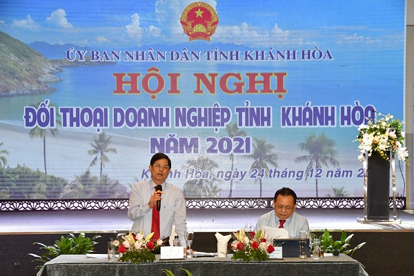 Ông Nguyễn Tấn Tuân- Chủ tịch (trái) và ông Lê Hữu Hoàng- P. Chủ tịch UBND tỉnh Khánh Hòa chủ trì hội nghị