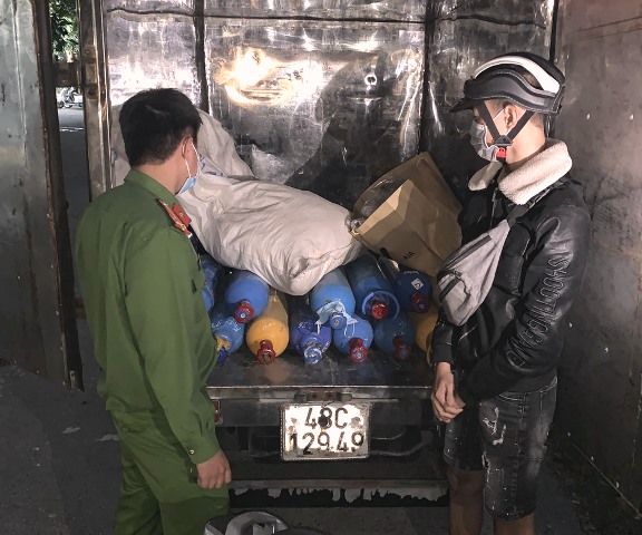 Công an Đà Nẵng bắt giữ xe tải chở khí cười đi tiêu thụ
