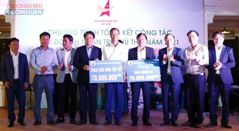 Lãnh đạo Hội doanh nhân trẻ tỉnh trao biển tượng trưng hỗ trợ 140 triệu đồng xây dựng 2 căn nhà tình nghĩa tại huyện Thanh Thuỷ và Đoan Hùng