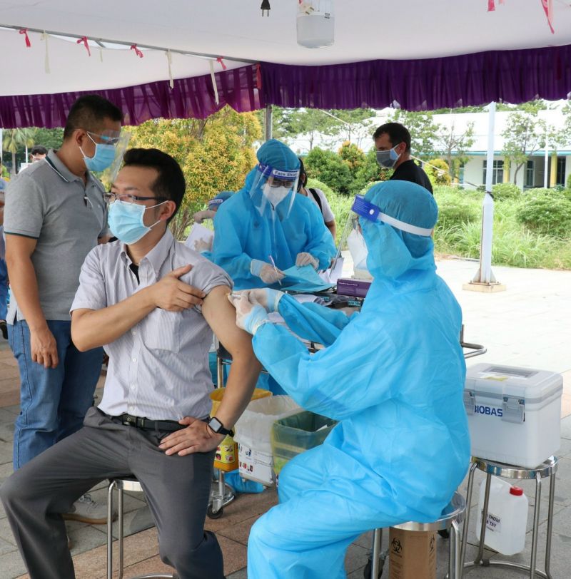 Bình Dương tiêm vaccine mũi 3 ngừa Covid-19 cho chuyên gia, người nước ngoài