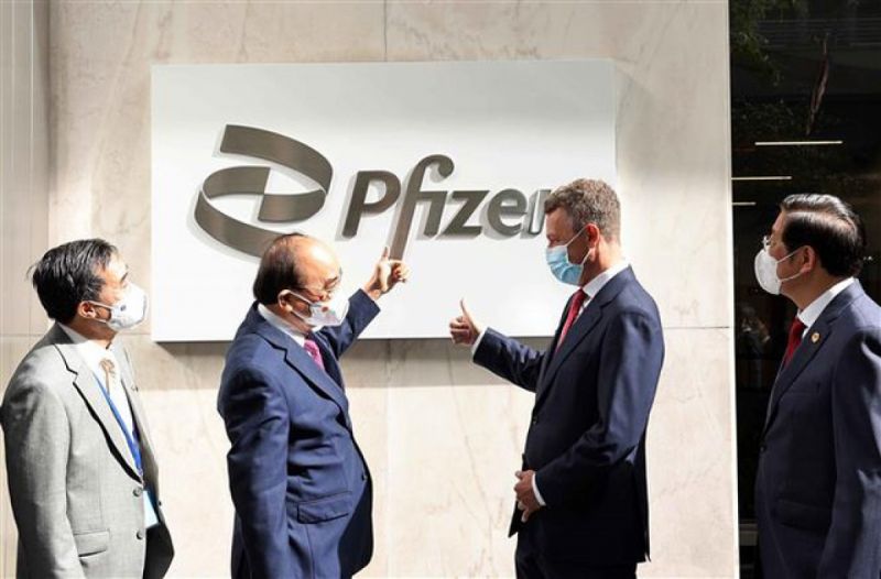 Chủ tịch nước Nguyễn Xuân Phúc thăm Công ty Pfizer