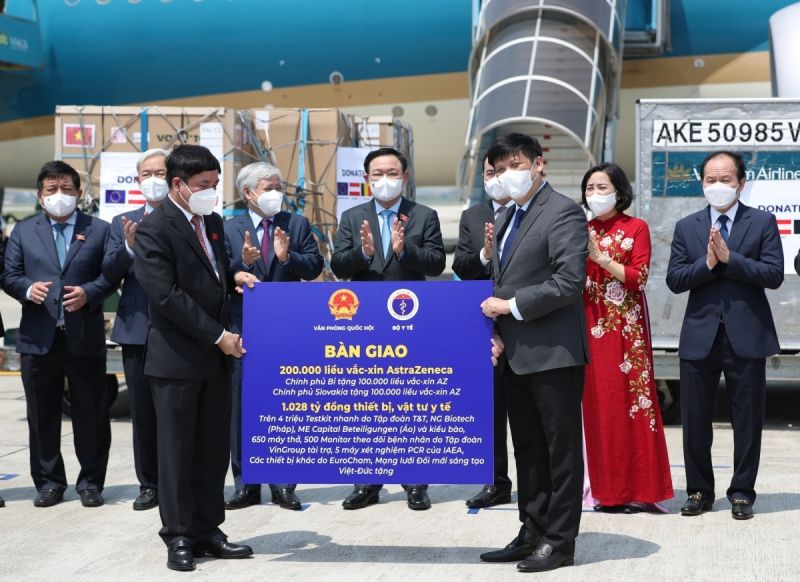 Sau chuyến thăm châu Âu, Chủ tịch Quốc hội chứng kiến lễ bàn giao vaccine ngay sau khi tới sân bay Nội Bài