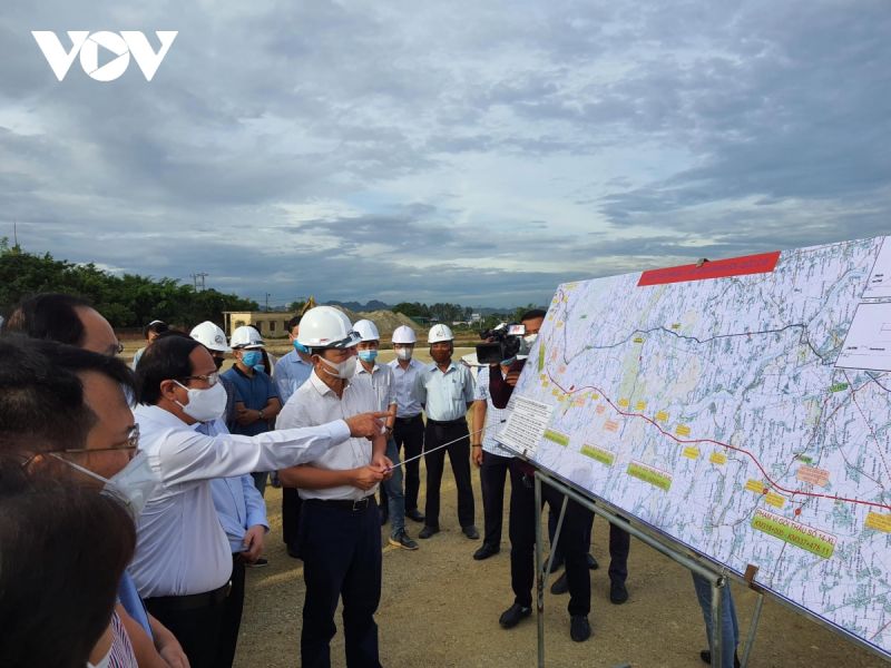 Phó Thủ tướng Lê Văn Thành kiểm tra thực địa tuyến cao tốc Bắc-Nam phía Đông, đoạn Mai Sơn-Quốc lộ 45 hồi tháng 06/2021
