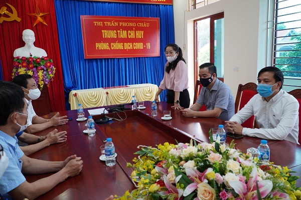 Bà Ngô Thị Thu Hằng – Chủ tịch Công đoàn Tổng công ty chia sẻ tại Trung tâm chỉ huy phòng, chống dịch Covid-19 thị trấn Phong Châu