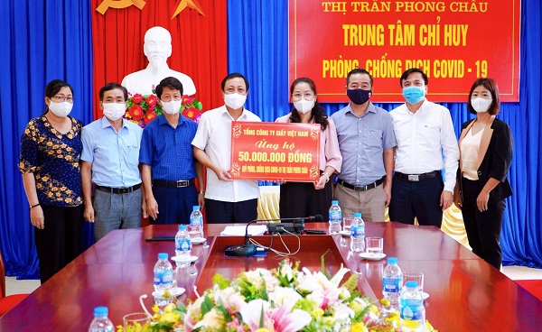 Tổng công ty Giấy Việt Nam ủng hộ UBND thị trấn Phong Châu trong công tác phòng, chống dịch Covid-19