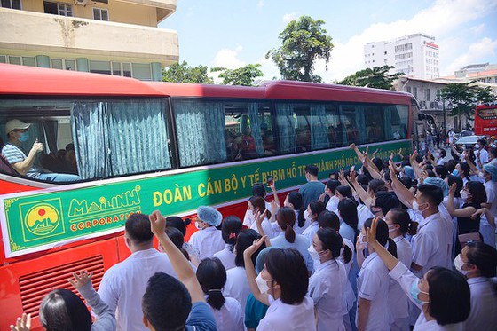 Bệnh viện Bạch Mai tổ chức lễ tiễn 170 y, bác sĩ, nhân viên y tế chi viện cho TP.HCM chống dịch vào ngày 18/8