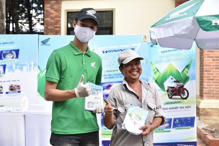 Honda Việt Nam trao tặng khẩu trang vải kháng khuẩn và tờ rơi thông tin về dịch bệnh.