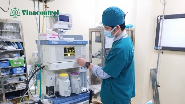 Gi&aacute;m định vi&ecirc;n Vinacontrol thực hiện kiểm định an to&agrave;n v&agrave; kỹ thuật thiết bị y tế theo quy định tại Th&ocirc;ng tư 33/2020/TT-BYT (Nguồn Vinacontrol)