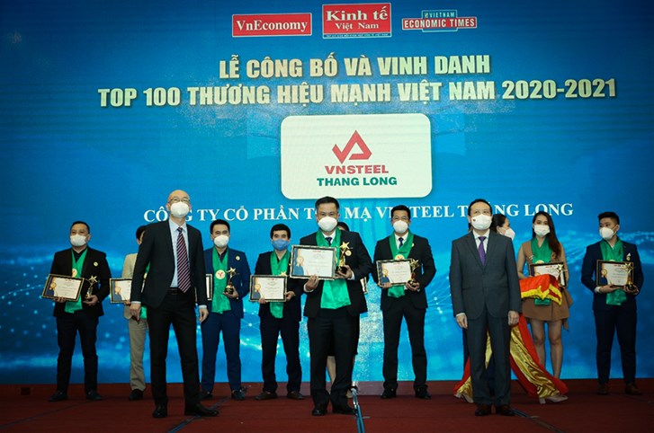 Ông Đoàn Phong – Phó Tổng giám đốc Công ty CP Tôn mạ VNSTEEL Thăng Long vinh dự đại diện cho công ty lên nhận giải thưởng và chứng nhận Top 100 Thương hiệu Mạnh Việt Nam 2020 - 2021.