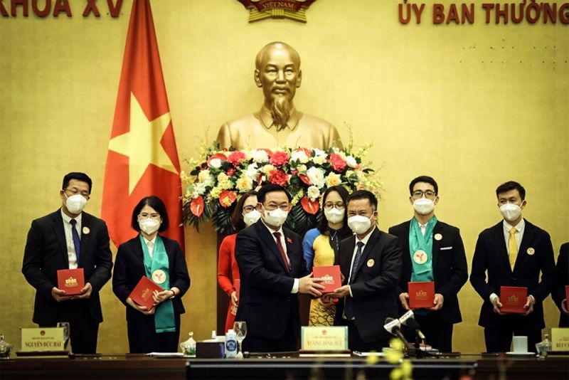 Đồng chí Vương Đình Huệ - Chủ tịch Quốc hội trao quà lưu niệm cho đại diện Công ty CP Tôn mạ VNSTEEL Thăng Long