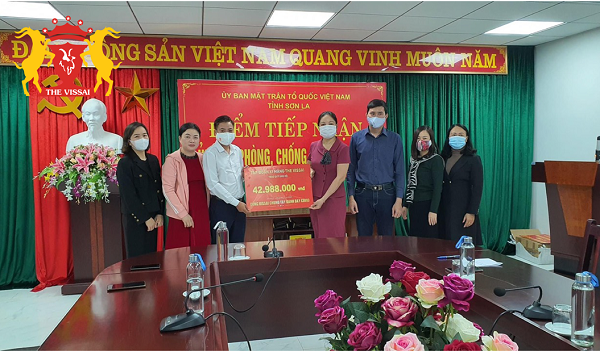 Ông Vũ Hoàng Hải- Đại diện Kinh doanh Công ty CP Vissai Ninh Bình trao Quỹ tới đại diện Uỷ ban mặt trận tổ Quốc VN tại tỉnh Sơn La