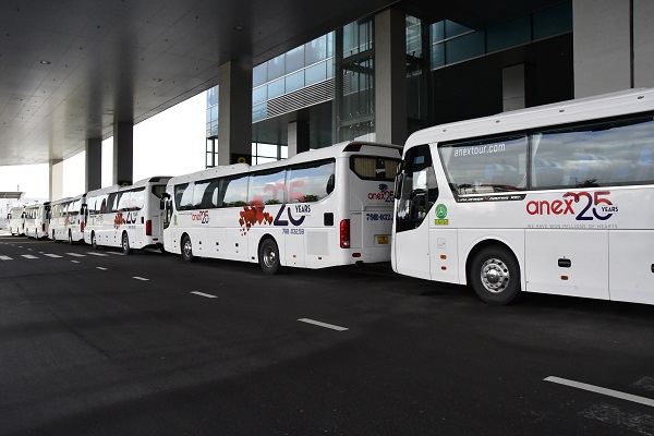 Đoàn xe cao cấp của Anex Tour trực tại Nhà ga quốc tế Cam Ranh đón khách.