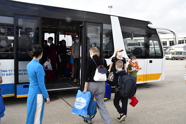 Xe hàng không đón dưa khách vào Nhà ga quốc tế Cam Ranh theo luồng quy định.