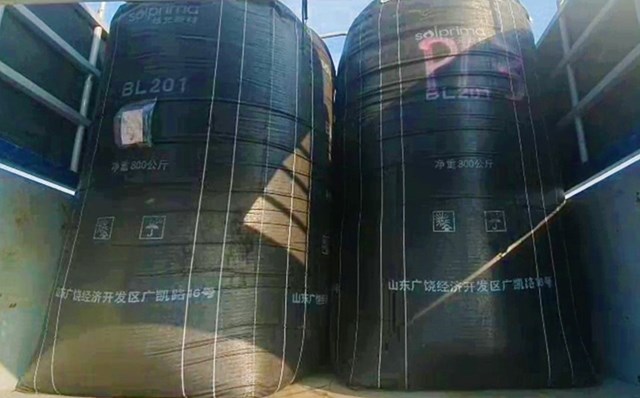 Phát hiện xe tải chở 19 tấn bột hóa chất cacbon không rõ nguồn gốc tại An Giang