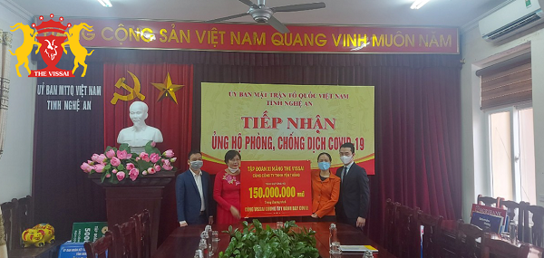 Ông Hoàng Minh Tuấn – Giám đốc Công ty CP XM Sông Lam, Ông Hoàng Mạnh Khởi- Giám đốc Công ty CP XM Sông Lam 2 (các công ty thành viên trực thuộc Tập đoàn xi măng The Vissai); bà Trần Thị Yến – Giám đốc công ty TNHH Yến Thắng cùng các thành viên của công ty (Nhà phân phối tại tỉnh Nghệ An) trao Quỹ tới đại diện Uỷ ban mặt trận tổ Quốc VN tại tỉnh Nghệ An