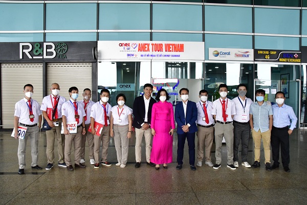 Bà Lê Thị Hồng Minh- TGĐ CTCP Nhà ga quốc tế Cam Ranh (áo hồng) và Lãnh đạo Anex Tour chụp ảnh động viên đội ngũ hướng dân viên.