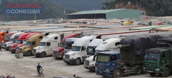 Việc lượng xe dồn lên cửa khẩu quá đông đã gây áp lực rất lớn đến công tác quản lý, điều hành của tỉnh Lạng Sơn trong việc đảm bảo ANTT, đảm bảo yêu cầu phòng chống dịch, cũng như áp lực lên hạ tầng bến bãi…