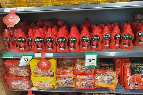 Nhiều mặt hàng Việt được bày bán tại siêu thị Woolworth, Australia
