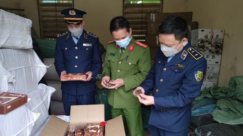 Lào Cai thu giữ 1.368 hộp bánh và 280 kg củ tam thất khô không rõ nguồn gốc xuất xứ