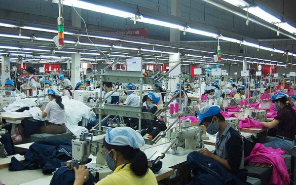 Công nhân Công ty CP May Đồng Tiến(Đồng Nai) sản xuất hàng xuất khẩu.
